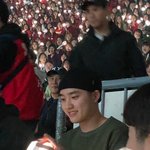 <b>뒷사람</b>들 다 도경수 쳐다보네