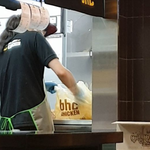 포장용 봉투에 치킨 넣고 버무린 <b>bhc</b>치킨 ‘비위생’ 논란