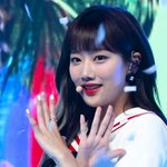 <b>이나은</b> 렌즈 안낀거지?