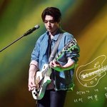 성격 보이는 '데<b>이식스</b>가 자신의 악기에게'