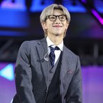 [방탄소년단] 남준이 작년에 <b>뒷머리</b> 언제부터 길렀는지 아는 이삐...
