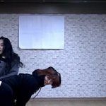 뒤에 빅<b>히트</b> 로고 왜 가린거야?