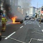 달리던 승용차에서 <b>불</b>…인명피해는 없어