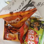 [댓글부탁해] 과자 ㅈㄴ 먹고싶어서 <b>폭우</b> 뚫고 사옴