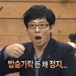 얘들아 책상에서 밥먹지 마라....