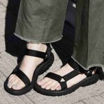 중3이 <b>샌들</b> 신는거 에바임?
