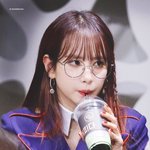 <b>설아</b>는 안경도 패션으로 소화하는 구나
