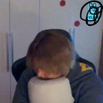 [NCT] 이해찬 <b>쿠션</b> 끌어안고 있는거 너무 귀여웡ㅠㅠㅠ