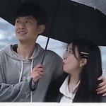 짝남이랑 우산 같이 썼는데 어깨에 손 <b>올림</b>