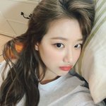 너희 <b>식탁</b> 의자에 앉아서 밥먹어?
