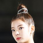 스크롤 내리다 <b>말문</b> 막히는 여돌