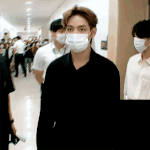 <b>KBS</b>에 도착한 뷔 얼굴 무슨 일이야