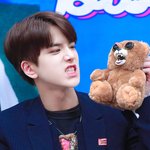 <b>영훈</b>이가 들고있는 인형 개무섭게 생김
