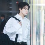 이제노는 <b>흑발</b>이다