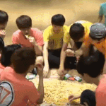 13명 세븐틴이 과자먹는법