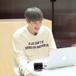 청바지 찢어진 <b>사이</b>로 손 넣는 남돌.jpg