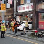 도로 한복판 중국식품 상점에 승용차 <b>돌진</b>…4명 병원행
