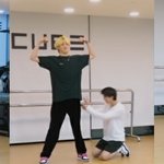 우리는 내기에서 지면 무릎꿇음