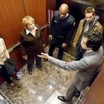 엘리베이터에 갇힌 <b>다섯</b>명중 하나는 인간이 아니다