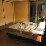 신혼집 침대<b>배치</b> 고민이에요, 1번 2번 선택해주세요