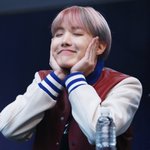 [ARMY] 나 봄날때 <b>제이홉</b>이 존 나 제일 잘생긴줄 아랐음