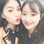 <b>이나은</b>은 어떻게 저렇게 생겼지
