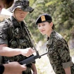 드라마 <태양희 후예>에서 '윤명주'를 연기한 김지원의 나이