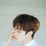 [NCT] 덕<b>준이</b> 사진 들고가