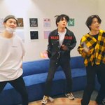 애<b>두라</b>ㅜㅜㅜ나 좀 도와줘 김석진 신발 정보 좀ㅠ
