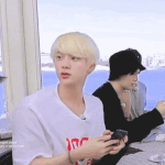 얘들아!! 진 이 짤 <b>찬열</b> 닮지 않았냐!!