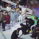 [댓글부탁해] 정국 스태프 도우는거 넘 예뿜