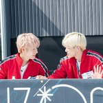 [NCT즌] 오순도순 같이 <b>담소</b>나누는 토끼와 핑크푸들