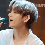 뷔는 예전처럼의 브이라인은 아니지만 <b>본판</b>이 잘생기긴 함...