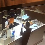 여직원 거부에도 사진찍어 "불친절" 리뷰 올린 `갑질고객`