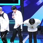 배꼽인사와 콩<b>주먹</b>이 귀여운 방탄 뷔