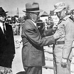 인천상륙작전 성공 맥아더, 태극<b>무공</b>훈장 ‘1호’ (2)