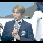 [NCT즌] 얘 <b>동시통역</b>기 끼고 있는거 같은데