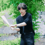 뷔가 야구<b>배트</b> 돌리는 모습