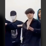 전정국 <b>셔츠</b> 잠가.