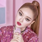 <b>유아</b> 이번에 화장 봤음?