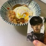 최애랑 같이 밥먹으니까 <b>꿀맛</b>