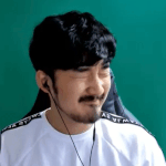 밖에서 어떤 미친 놈이 노래 <b>부름</b>