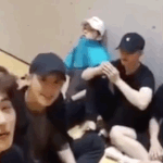 디오 <b>손톱</b> 뜯는 습관 고쳐주는 엑소