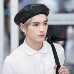 태용 이목구비는 오밀조밀한데