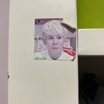 ...? <b>책상</b>에 이거 붙어있는 거 방금 앎
