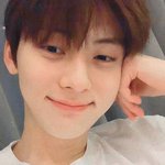 얘는 뭐믿고 쌩얼로 브이앱하는거임?