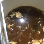 얘들아 너구리에 당면 넣어 먹는 중