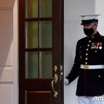 백악관 웨스트 윙 밖 근무 중인 해병대 <b>초병</b>