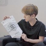 백현이 언<b>박싱</b>하는 팬클럽키트 리뷰