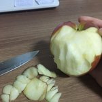 나 사과깐거 봐봐 <b>한숨</b>밖에안나옴